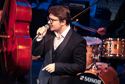 Solo Performance of pop and jazz compositions Fedor Durand